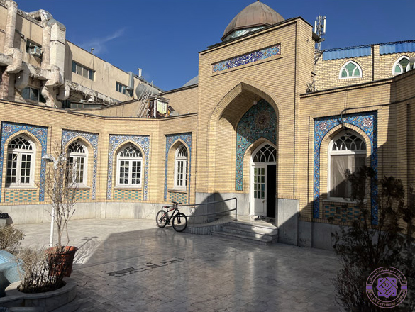 محوطه مسجد سجاد مشهد؛ نمای بیرونی، محل رسیدگی به مهمانان، رزرو مراسم ختم، چیدمان بنر و تاج گل، تشریفات مجالس حرفه‌ای احسان | مسجد سجاد، بلوار سجاد مشهد، خدمات مجالس بزرگ